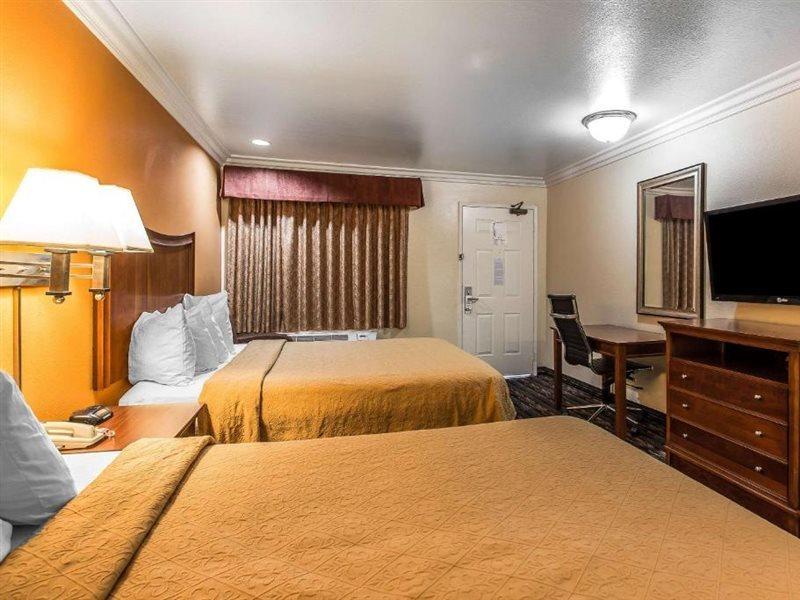 Quality Inn Lake Elsinore I-15 Bagian luar foto
