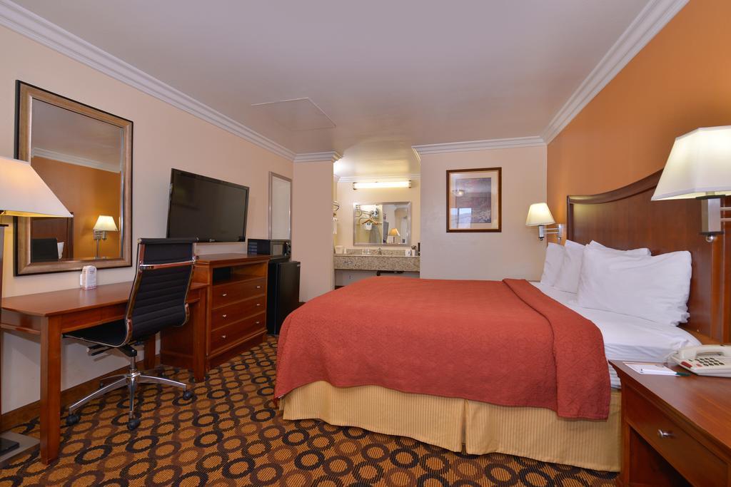 Quality Inn Lake Elsinore I-15 Bagian luar foto